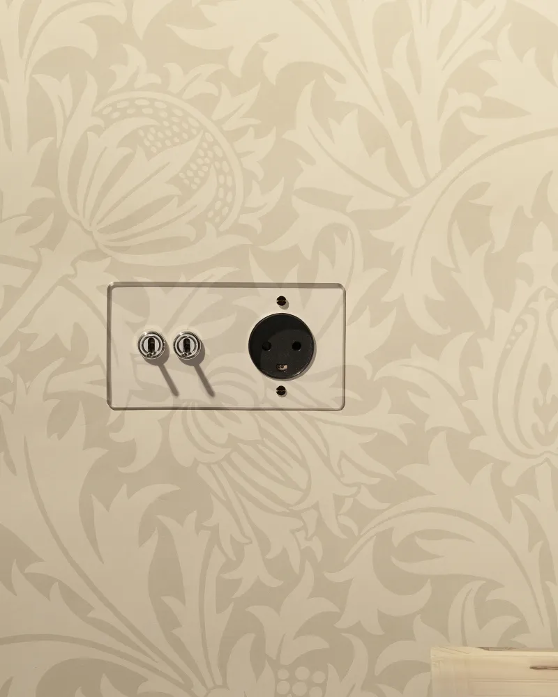 Kew Double 2x Toggle & Danish Type K Socket - Výrazný Polished Nickel | Black