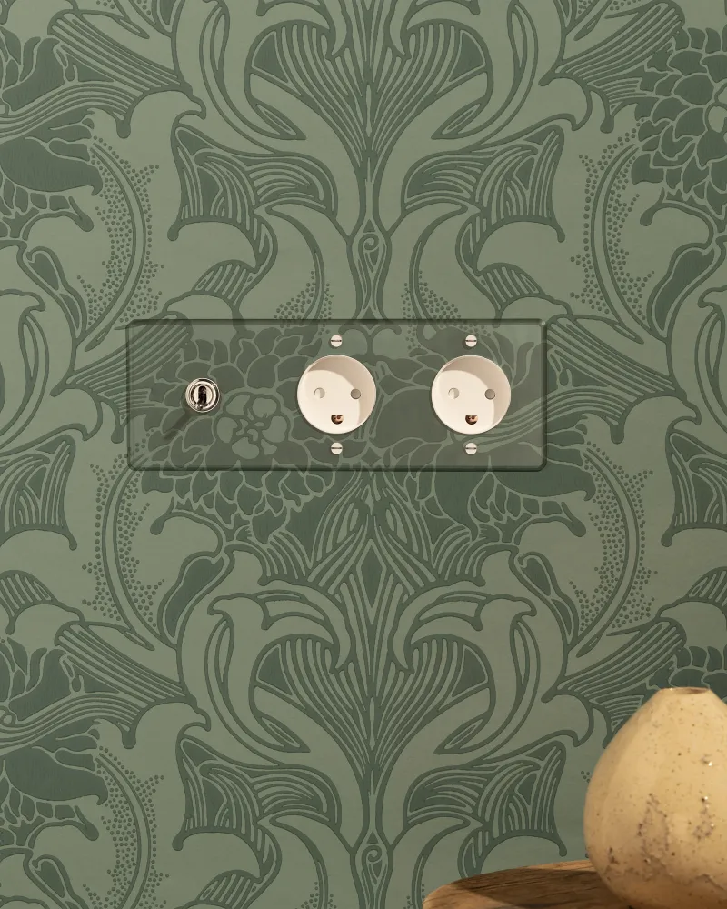 Kew Triple Toggle & 2x Danish Type K Socket - Průhledný Polished Nickel | White